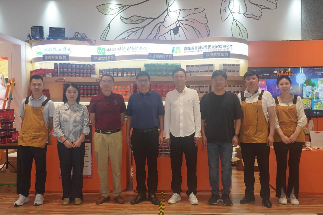 湖南農業集團黨委書記、董事長龔小波一行到糧油進出口集團“非洲好物快閃店”調研并看望慰問一線員工
